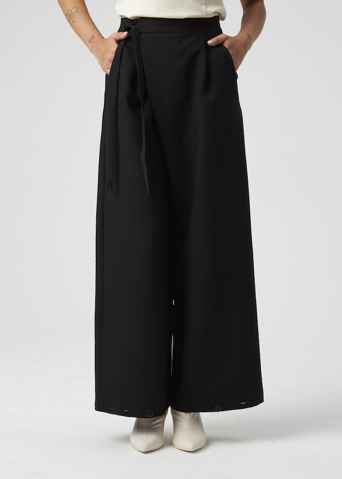 Model wears Black Pants