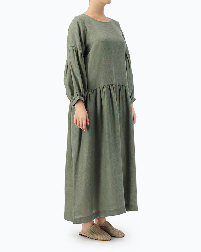 MODEL IS WEARING GREEN LOOSE DRESS- PROJECT 11.1