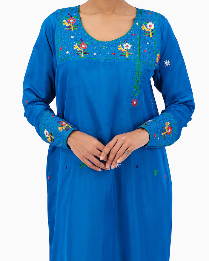 Model wears Blue Mkhawar