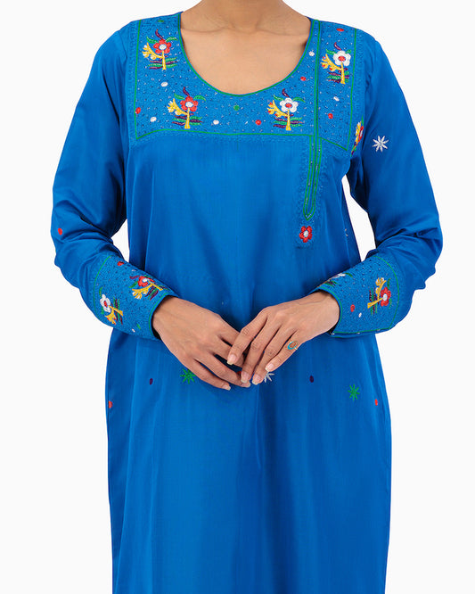 Model wears Blue Mkhawar