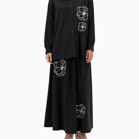 Model wears Black Flower Set