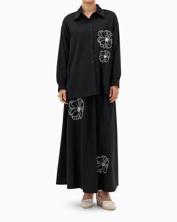 Model wears Black Flower Set