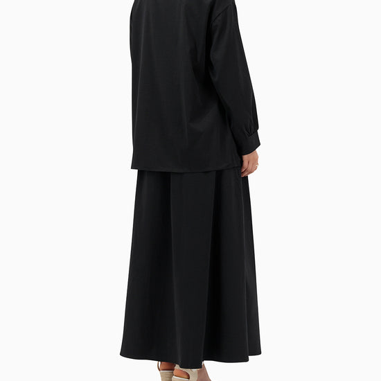 Model wears Black Flower Set