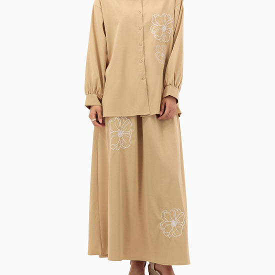 Model wears Brown Flower Set