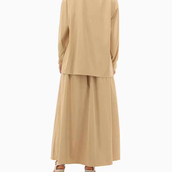 Model wears Brown Flower Set