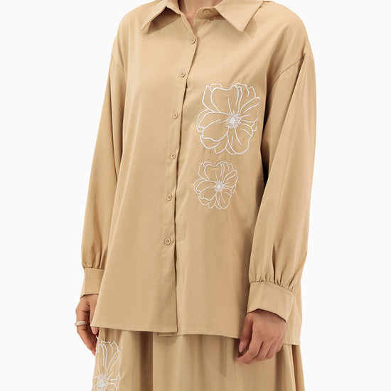 Model wears Brown Flower Set