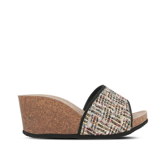 Model wears Daylis Black Sandal