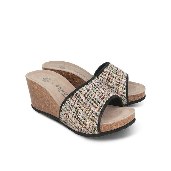 Model wears Daylis Black Sandal