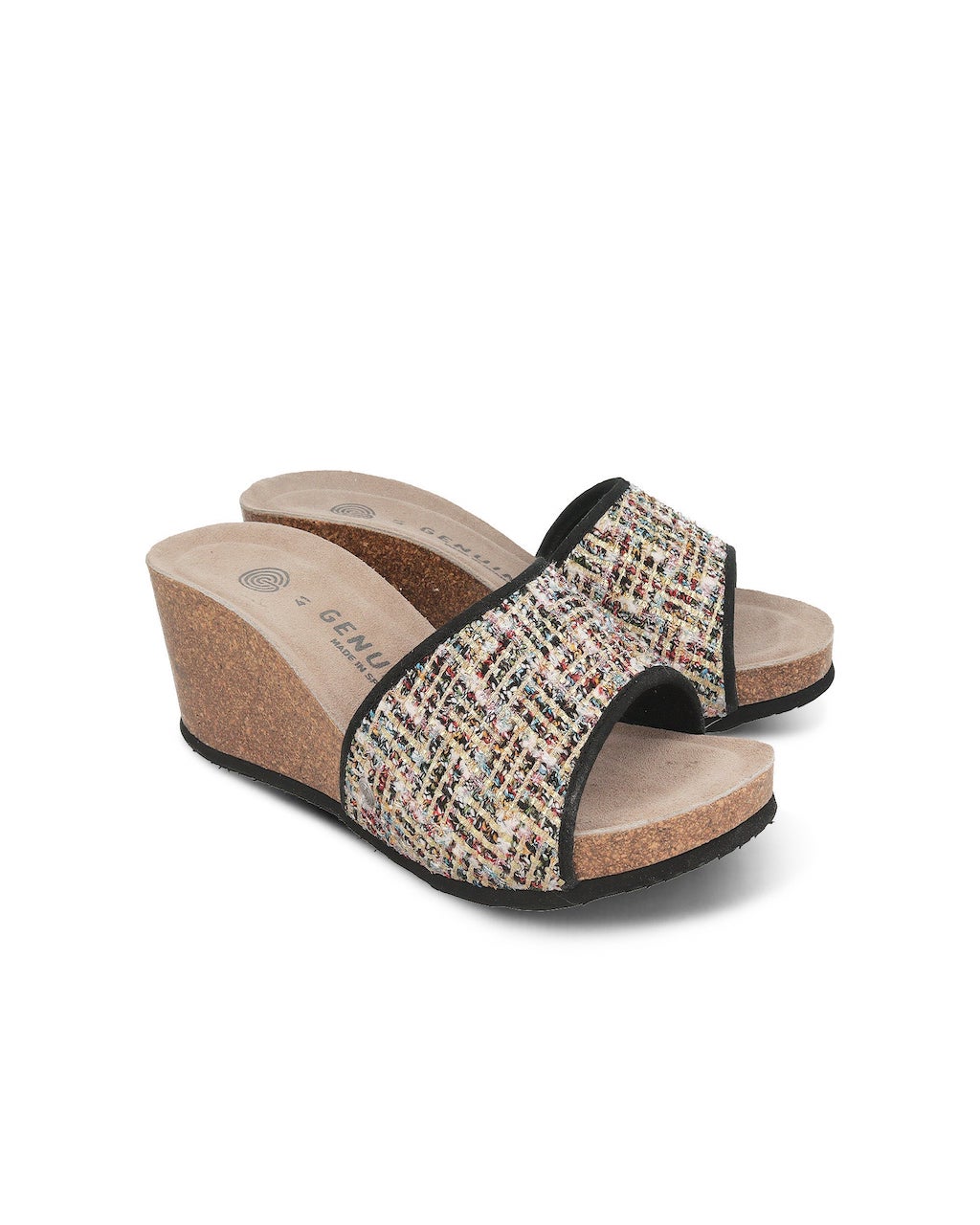 Model wears Daylis Black Sandal