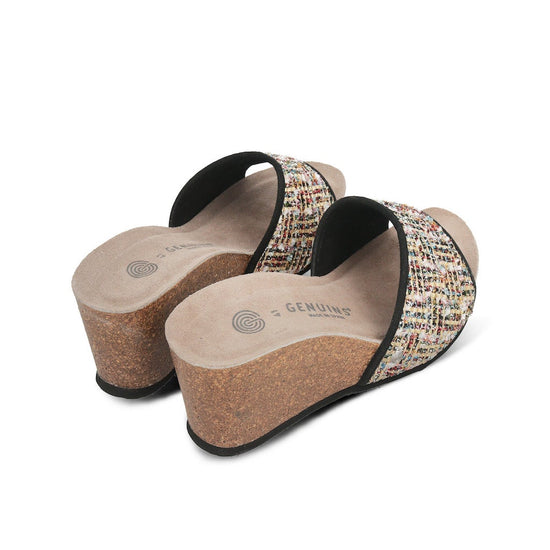 Model wears Daylis Black Sandal