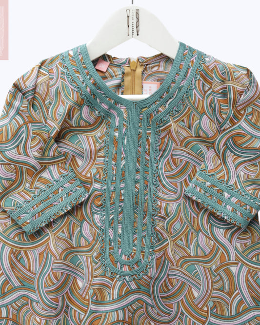 Model wears Dark Turquoise Lines Hudoob