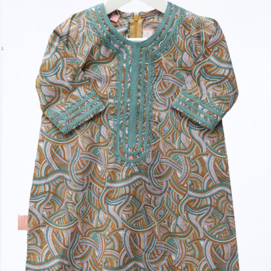 Model wears Dark Turquoise Lines Hudoob