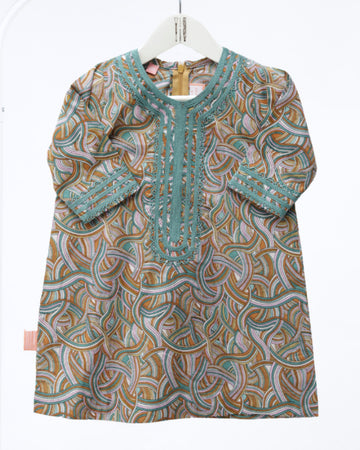 Model wears Dark Turquoise Lines Hudoob