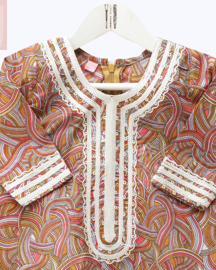 Model wears White Lines Hudoob