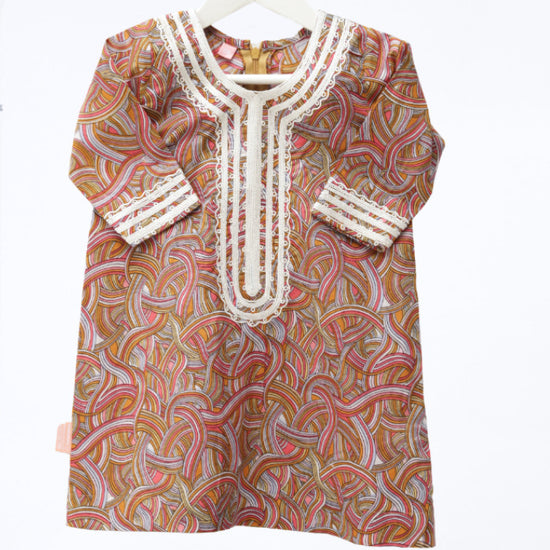 Model wears White Lines Hudoob