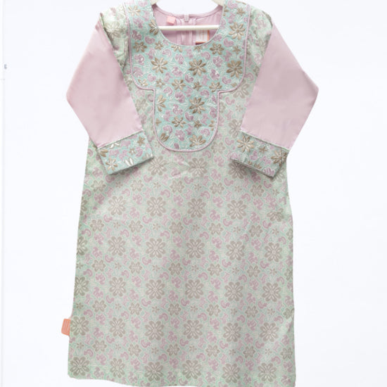 Model wears Lilac And Green Hyde Park