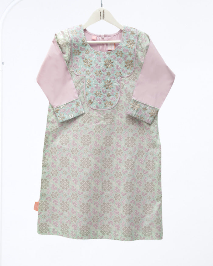 Model wears Lilac And Green Hyde Park