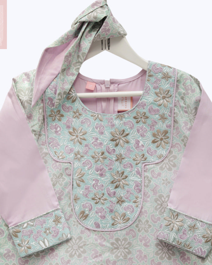 Model wears Lilac And Green Hyde Park