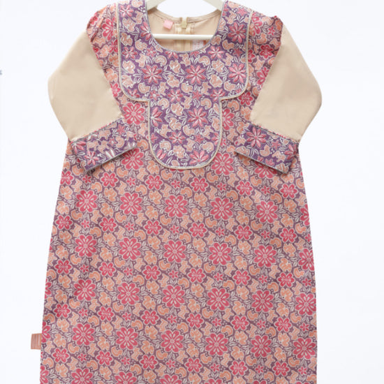 Model wears Peach And Rose Hyde Park