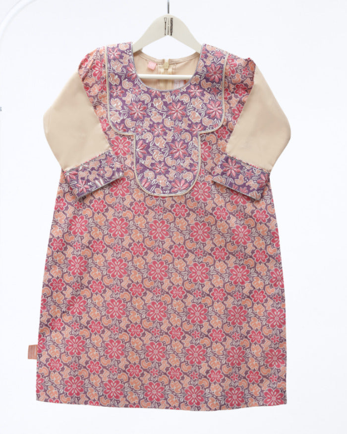 Model wears Peach And Rose Hyde Park