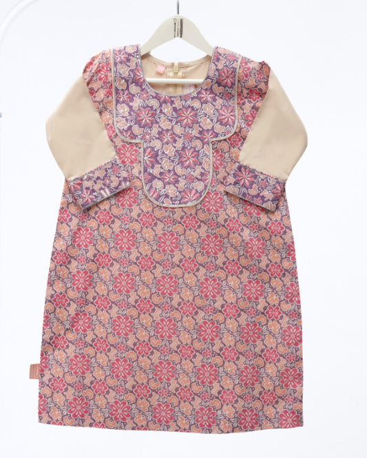 Model wears Peach And Rose Hyde Park