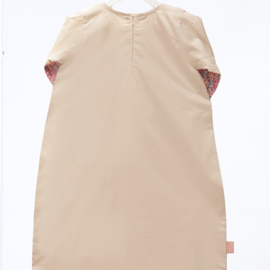 Model wears Peach And Rose Hyde Park