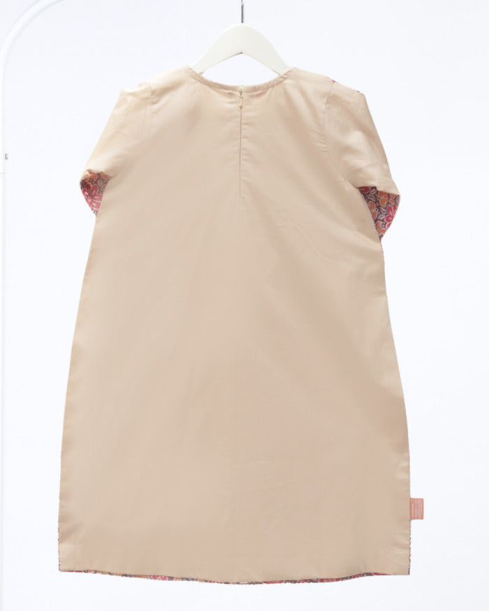 Model wears Peach And Rose Hyde Park