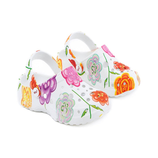 Model wears Lelani Clogs