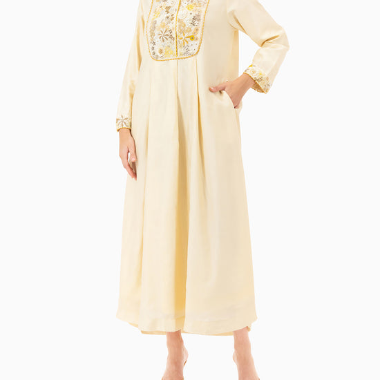 Model wears Spoon Beige