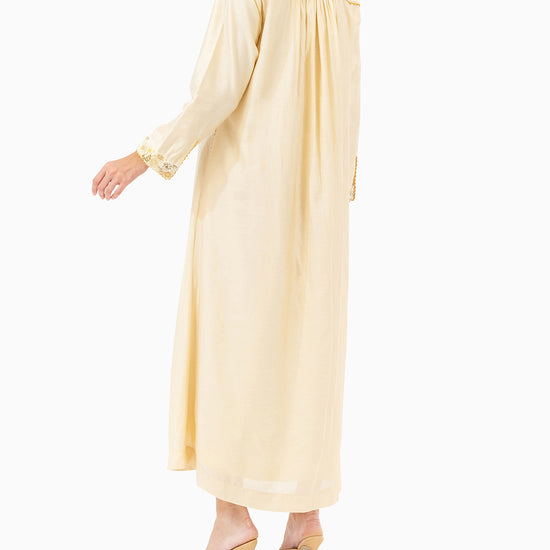 Model wears Spoon Beige