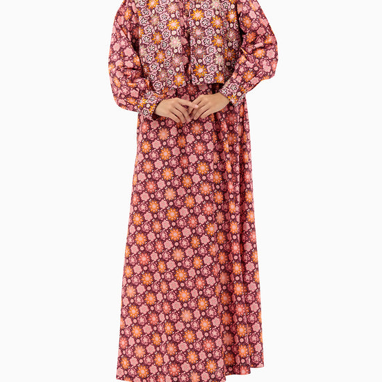 Model wears Kaftan | Maroon with Pink
