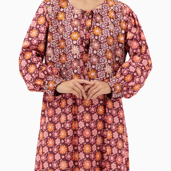 Model wears Kaftan | Maroon with Pink