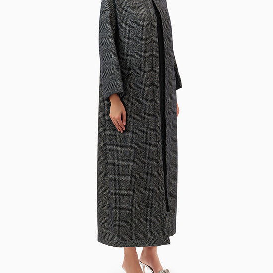 Model wears Black Chequered Abaya