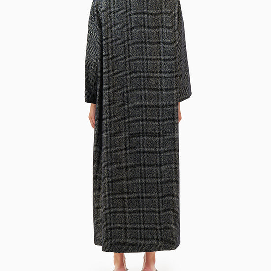 Model wears Black Chequered Abaya