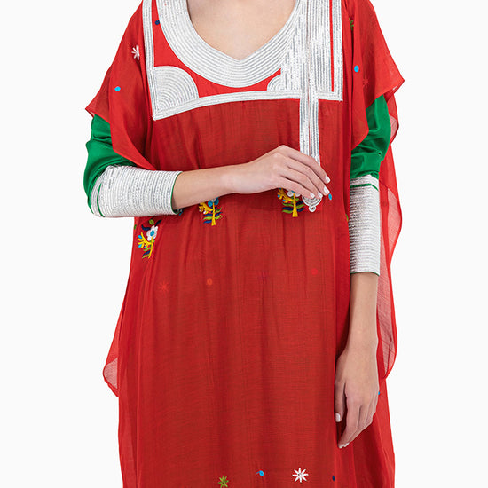 Model wears Green Talli With Red Thob