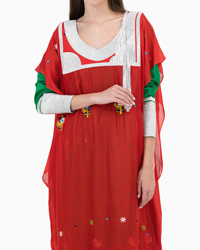 Model wears Green Talli With Red Thob