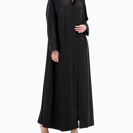Model wears Raya Abaya