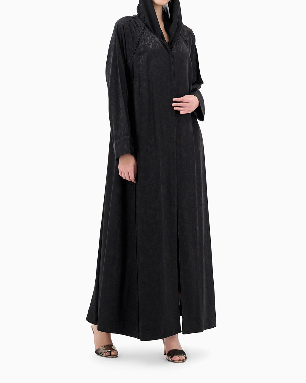 Model wears Raya Abaya