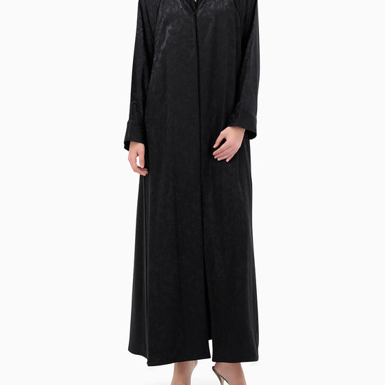 Model wears Raya Abaya