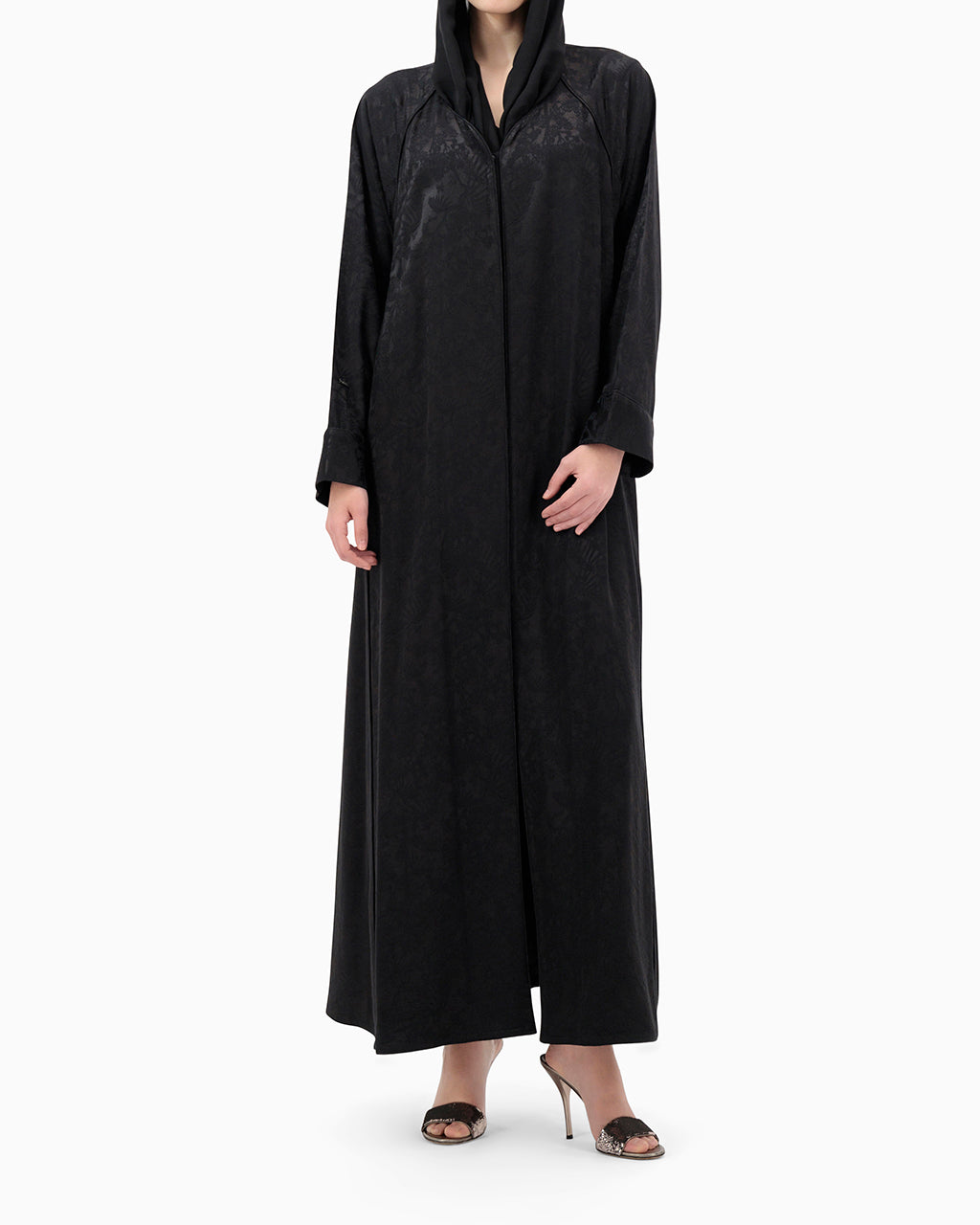 Model wears Raya Abaya