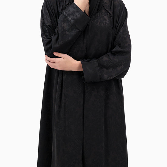 Model wears Raya Abaya